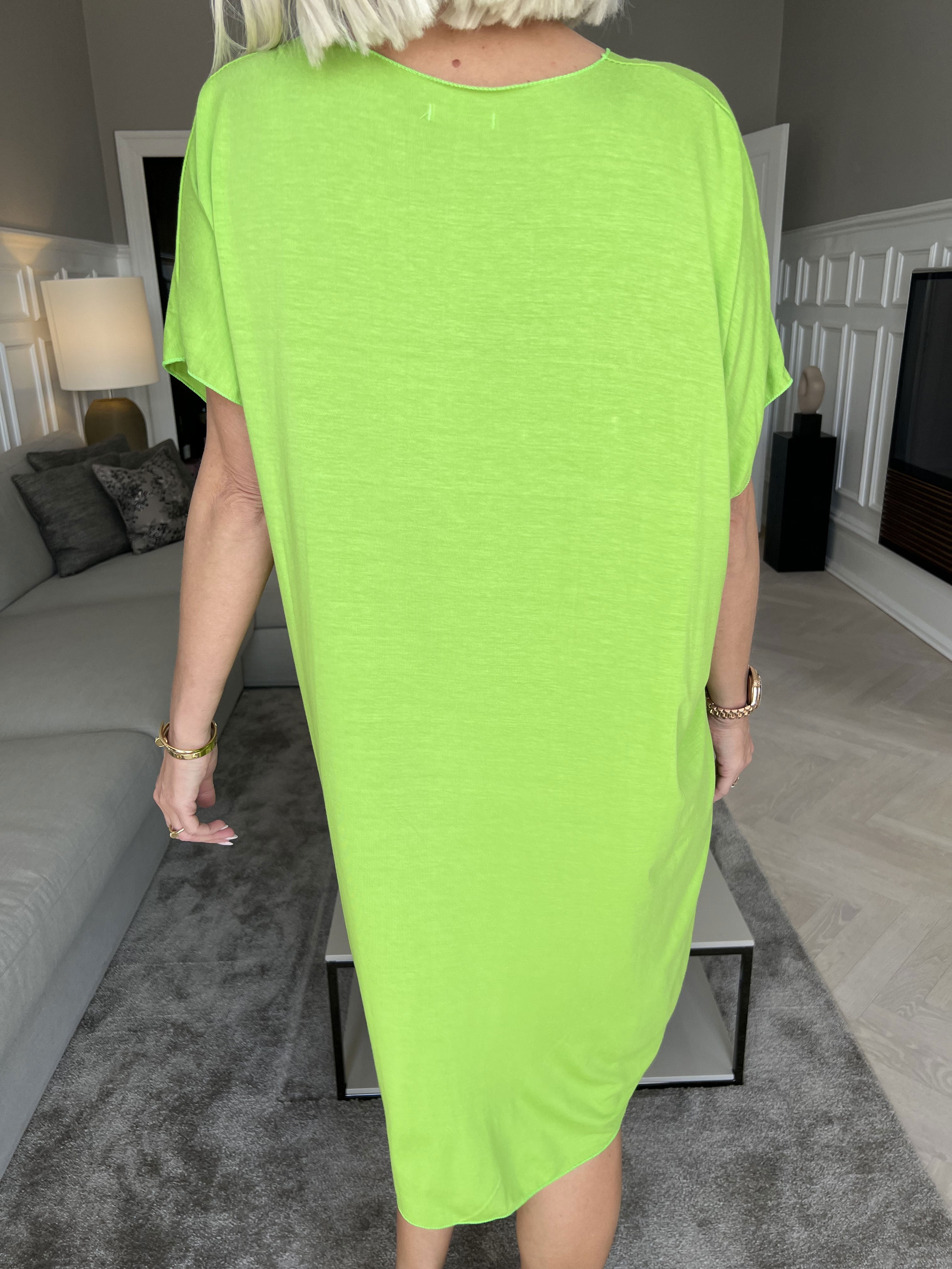 Vogue - Oversized t-shirt klänning i viskos med guldtryck